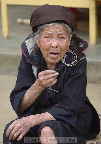 Old black h'mong woman beggar, Sapa