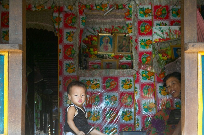 Vietnamese woman and child in fishing village on the Mekong River, Phnom Penh, Cambodia