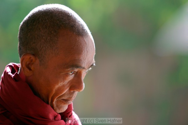 Monk, Shwe-Zi-Gon Pagoda, Bagan