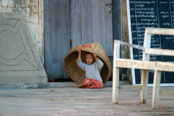 Playing Kids, Anandar Temple, Bagan