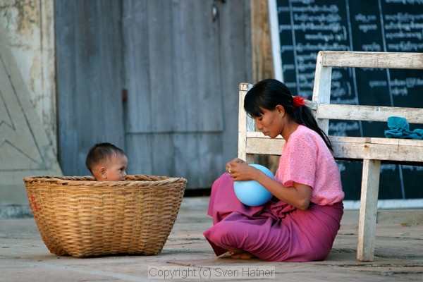 Mother and child, Anandar Temple, Bagan